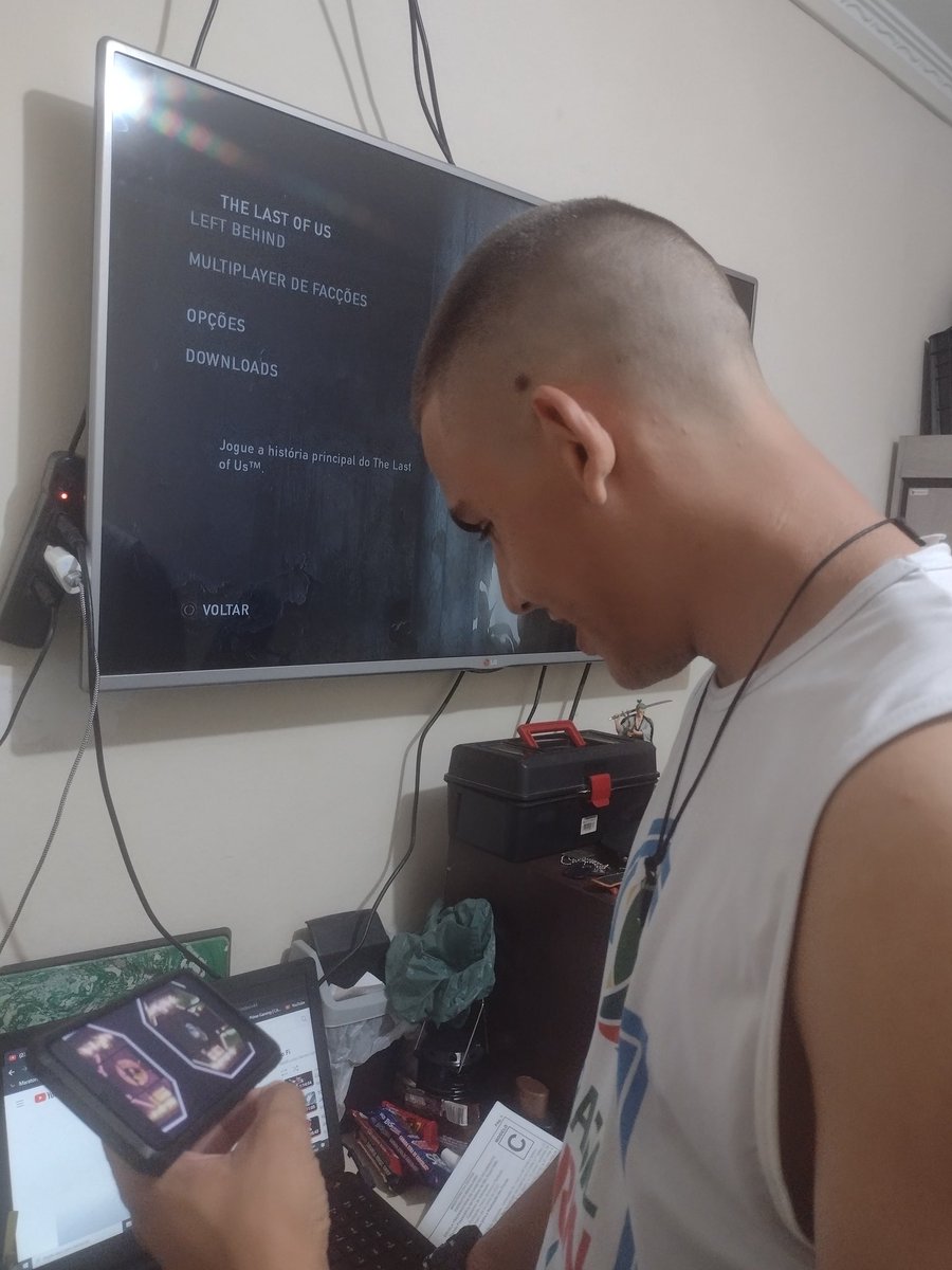 Galacticokskk's tweet photo. Eu e meu brother Davi assistindo casamento a cegas e jogando Tlou enquanto toma energético gay, tudo isso dps de assistir JoJo Stone ocean, devorar um pizza e assaltar um mercado.

Quase esqueci... Nois tbm comemos o cu de quem tá lendo 😋. https://t.co/VN1piQa8cB