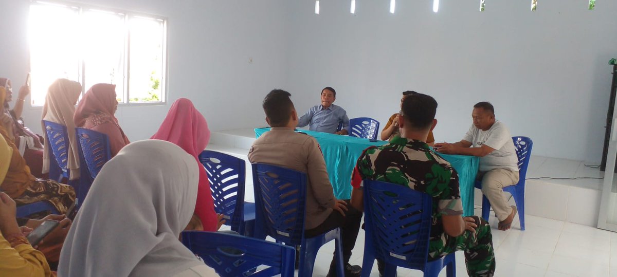 Bhabinkamtibmas dan babinsa mengikuti , Rapat persiapan pengresmian SAPRAS  tingkat kec dungingi yg di pusatkan di kelurahan tomolobutao selatan

#sinergitasTNIPolri
#kapolrestagorontalokota
#polrestagorontalokota
#humaspolrestagorontalokota
#polsekdungingi 

<a href="/Humaspolreskota/">Humas Polresta Gorontalo Kota</a>