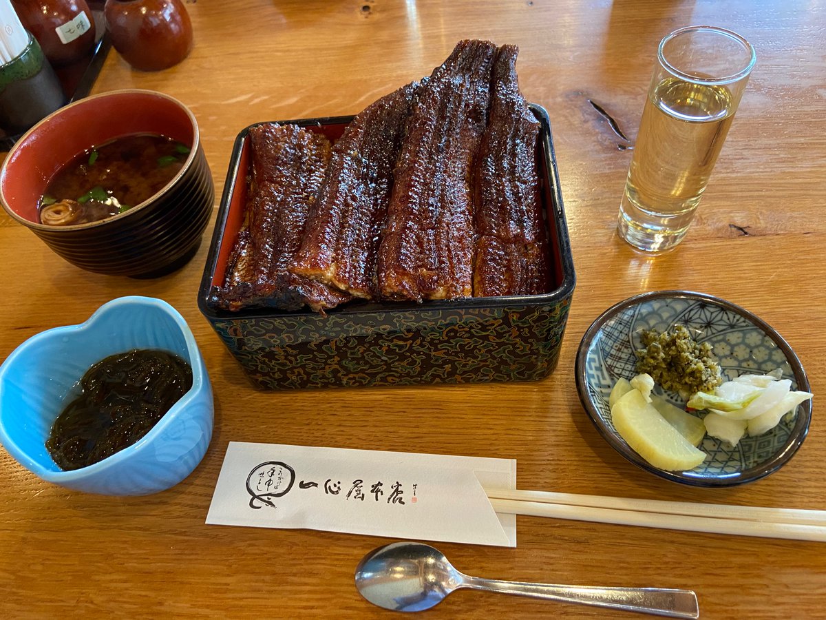 Shosan2022's tweet photo. 名古屋/半田にある鰻屋さん「一心屋」

地元では老舗有���店なので、開店直後から行列が出来ることも。

肝心の鰻は蒲焼のようでカリカリ、香ばしい醤油が特徴的‼︎
落ち着いた建物/店内雰囲気かつ夜メニューもあるので会食などでも使えるお店なのでチェック‼︎

#鰻屋 #ひつまぶし #名古屋 #鰻重 https://t.co/96X3CTXBLC