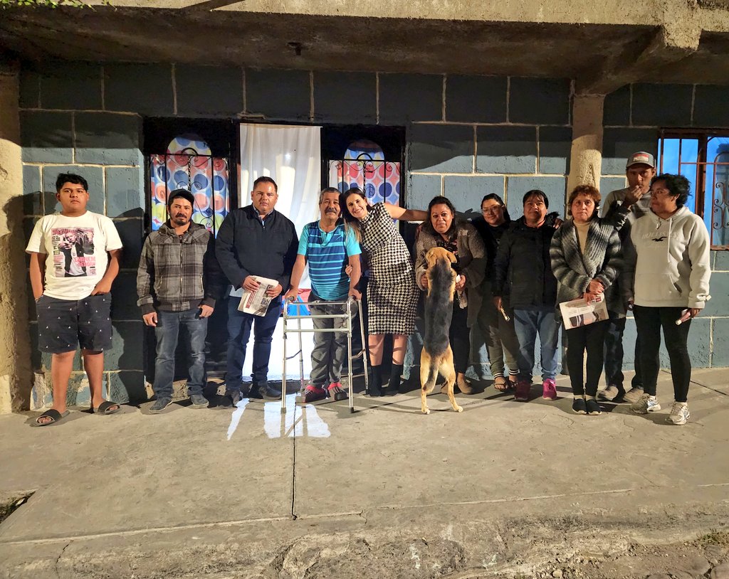 pattygmiranda's tweet photo. Acudimos a la Col. Santa Fé a platicar de los Programas Sociales de la #4T y #QSLD. 
Agradezco mucho su cariño. Seguiremos #Trabajando x #Querétaro 
#TransformandoQuerétaro 
Los quiero❤️ https://t.co/WFK21M1KqF