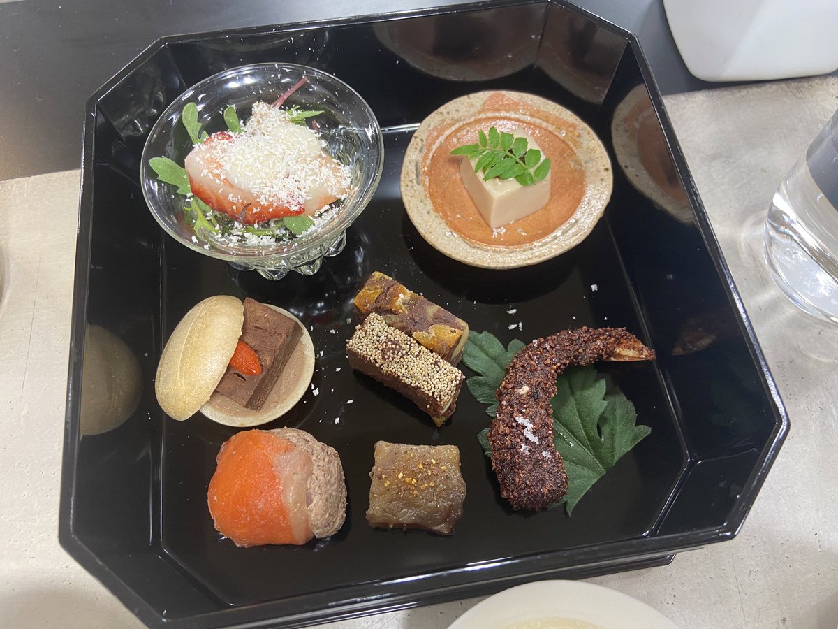 yu__0092's tweet photo. これも美味しかったです……
カカ��まぶして揚げてるエビとか本当に最高
日本酒も度数低めで飲みやすくて非常に良かった〜もっと日本酒飲みたくなったけど！！

#サロショ #サロンデュショコラ #ふしきの https://t.co/ATiAxhbds2