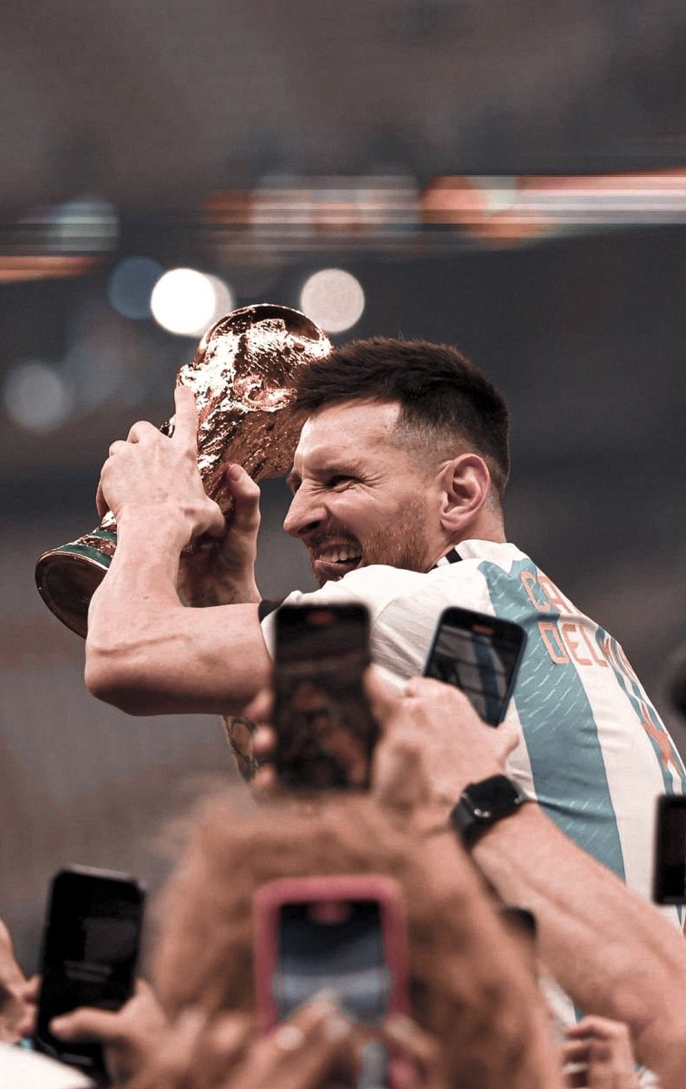 UN MES SIENDO CAMPEONES DEL MUNDO 
Como van a convencerme de que la magia no existe?