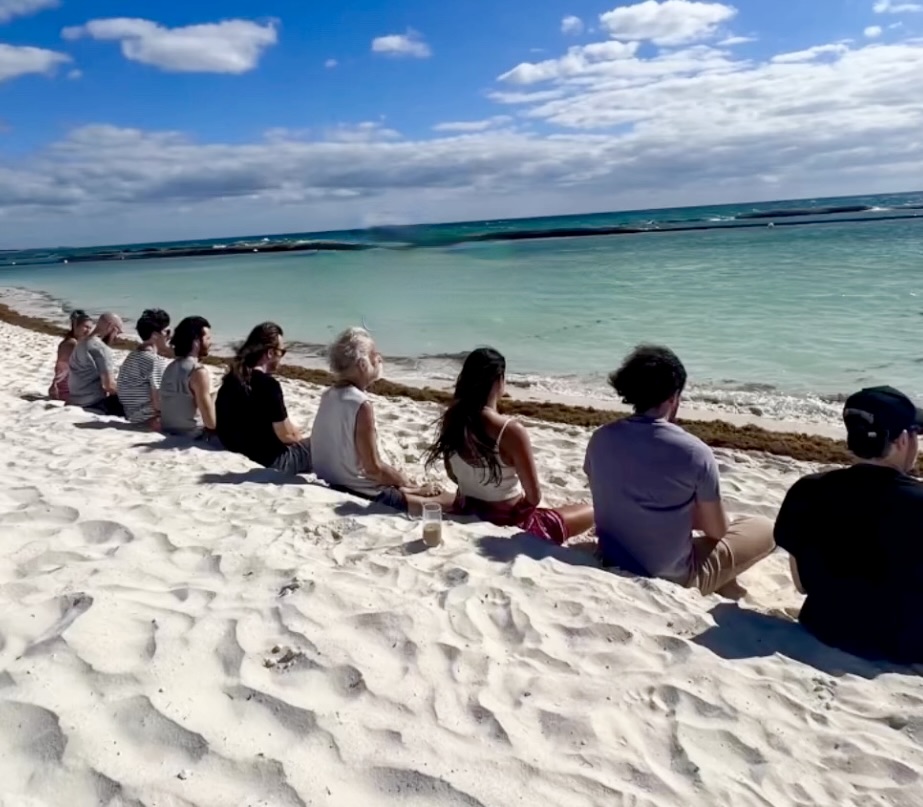 stevesilberman's tweet image. In an unexpected twist, Season 3 of #WhiteLotus takes place at a resort in Mexico, where debauched but still handsome @BobWeir, formerly of @GratefulDead, enlists a crew of jamband fans who call themselves Goose in his meditation and physical-fitness cult. Tantric antics ensue.