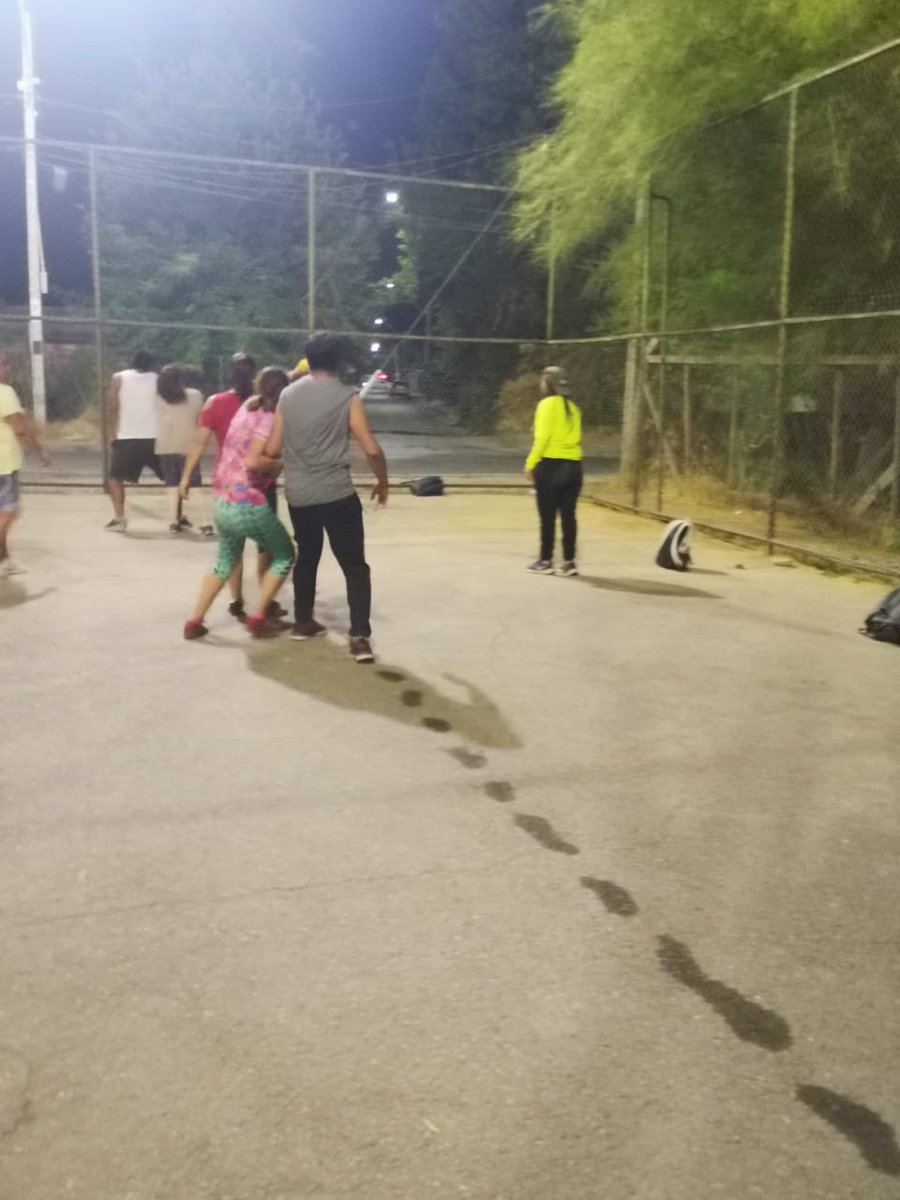 Ros_SanM's tweet image. En Puente Alto, se ubica Casas Viejas población que tiene dos multicanchas en pésimas condiciones. Las chicas para jugar marcan con Agua las líneas y con sus mochilas simulan los arcos. Mientras tanto #Codina financia al plomo del #LuchoJara