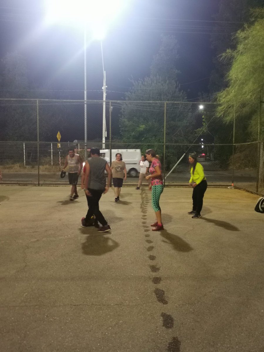 Ros_SanM's tweet image. En Puente Alto, se ubica Casas Viejas población que tiene dos multicanchas en pésimas condiciones. Las chicas para jugar marcan con Agua las líneas y con sus mochilas simulan los arcos. Mientras tanto #Codina financia al plomo del #LuchoJara