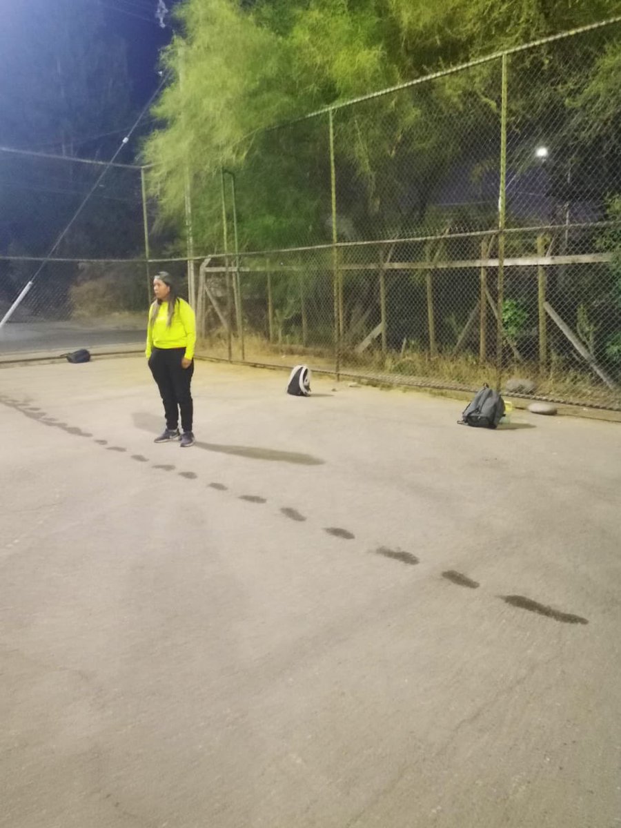 Ros_SanM's tweet image. En Puente Alto, se ubica Casas Viejas población que tiene dos multicanchas en pésimas condiciones. Las chicas para jugar marcan con Agua las líneas y con sus mochilas simulan los arcos. Mientras tanto #Codina financia al plomo del #LuchoJara