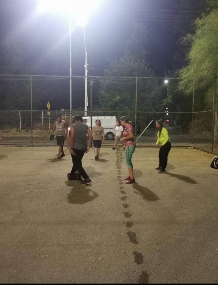 Ros_SanM's tweet image. En Puente Alto, se ubica Casas Viejas población que tiene dos multicanchas en pésimas condiciones. Las chicas para jugar marcan con Agua las líneas y con sus mochilas simulan los arcos. Mientras tanto #Codina financia al plomo del #LuchoJara