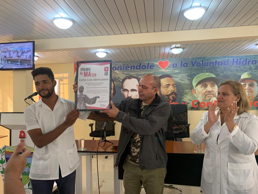 MayariFeu's tweet photo. La FEU mayaricera entrega Premio Alma Mater a Carlos Luis Abreu, Director de la ECOI 16. Empreza consagrada a la labor de la organización; y el profe Abreu como lo conocemos, reconocido entre el estudiantado por ser ejemplo y confiar siempre en los jóvenes
#FEUDeCuba #SomosFEU https://t.co/69niWcZmKC