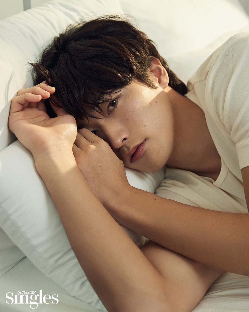 이거 진짜 오바야...
자고일어나면 저러고 누워있음..
아침붓기 1도 없는 남자..조규성임...

- 일어났어?