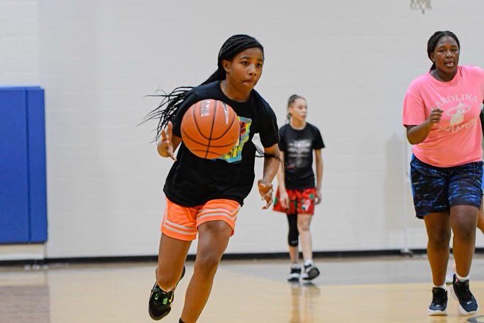latoya_darden's tweet photo. Taylor putting that work in💪🏾
Lovin her growth @cam_i_am_basketball
Thanks @flickswithfitch for the 📸
#flamesgang💙💛
#carolinaflames2028🏀 https://t.co/omfQ2D3Wrg