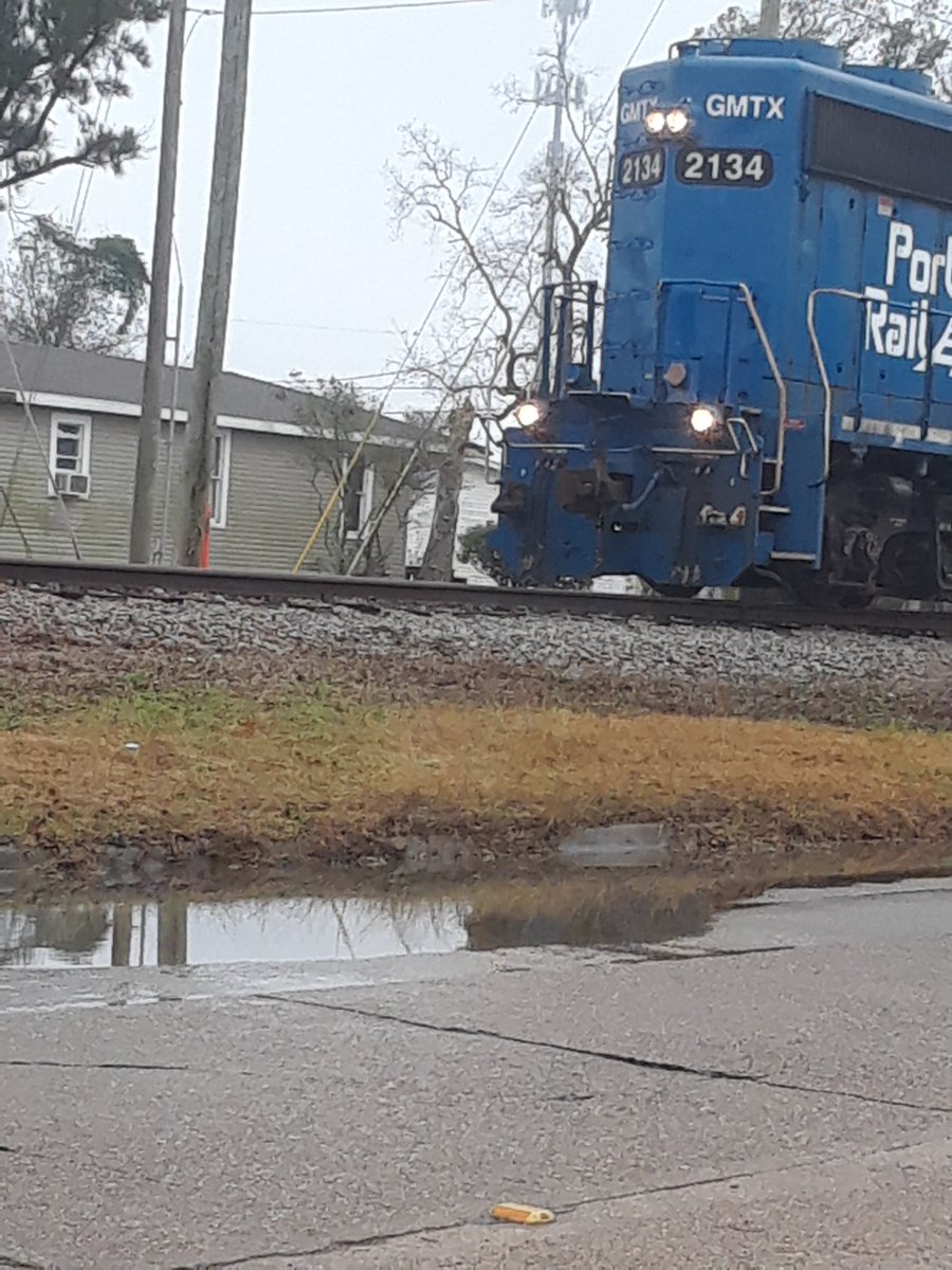 mylindaelliott's tweet image. Just that right angle to catch the front of the engine. This train track goes through the middle of town. There is a small train on it 2 or 3 times a week. 
#train 
#trainengine 
#traintrack