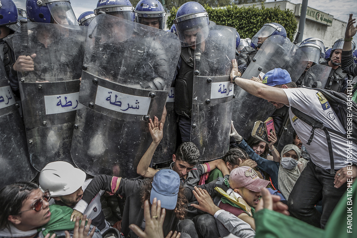 World Press Photo (@worldpressphoto) on Twitter photo Photo of the Day | Students scuffle with riot police during an anti-government demonstration in Algiers, Algeria, on 21 May 2019. Find out more about the context of the photograph by <a href="/faroukbatiche/">farouk batiche</a>, awarded in the 2020 Contest: bit.ly/3iE9JhL Photo of the Day | Students scuffle with riot police during an anti-government demonstration in Algiers, Algeria, on 21 May 2019. Find out more about the context of the photograph by <a href="/faroukbatiche/">farouk batiche</a>, awarded in the 2020 Contest: bit.ly/3iE9JhL