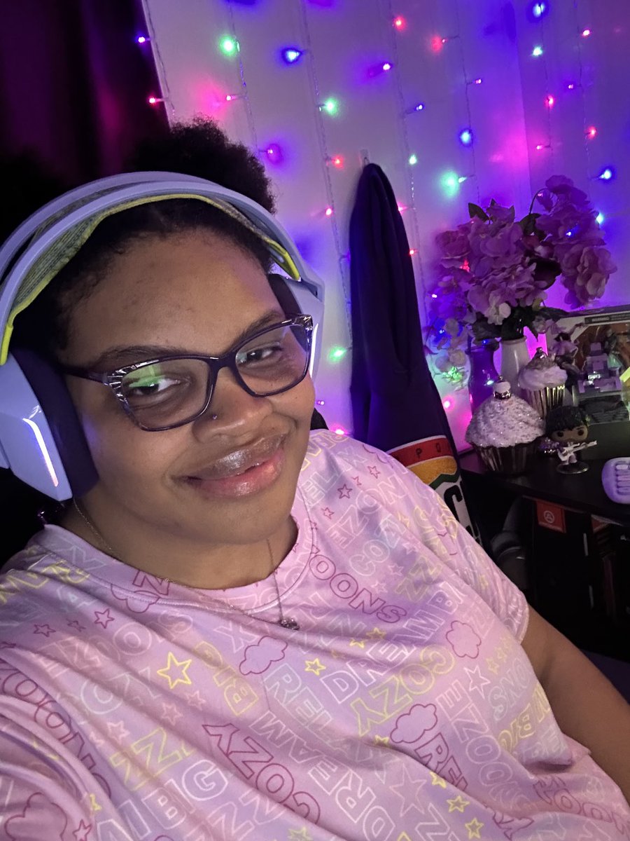 We comfy tonight on #BridgeAfterDark come hang and chill right now if you’re a #nightowl  twitch.tv/krbridge1023  #Afropuffs #Strugglebus