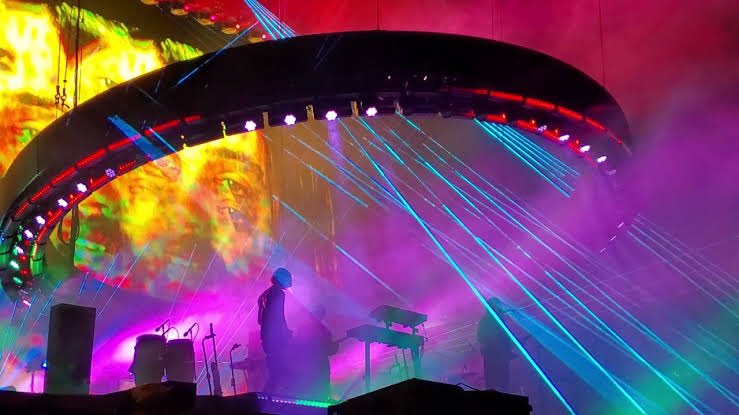 Tame Impala llegará a México en 10 y 11 de Marzo y traerá su 'Ovni'.

El 'Ovni', es un show creado por el diseñador de iluminación y producción Rob Sinclair y diseñado por el director creativo Willo Perron. El concepto fue crear “una versión moderna de la psicodelia de los 60s'.