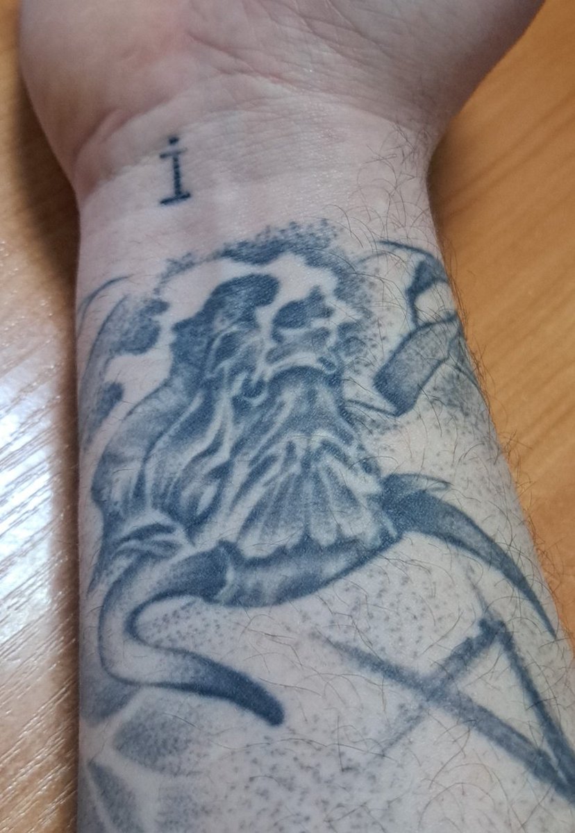 Первое тату от <a href="/aikhalsoprano/">Айки Дзьяканаўski 🥶</a> в 2016 году, выйграл в розыгрыше в вк)) С этого быка все и началось