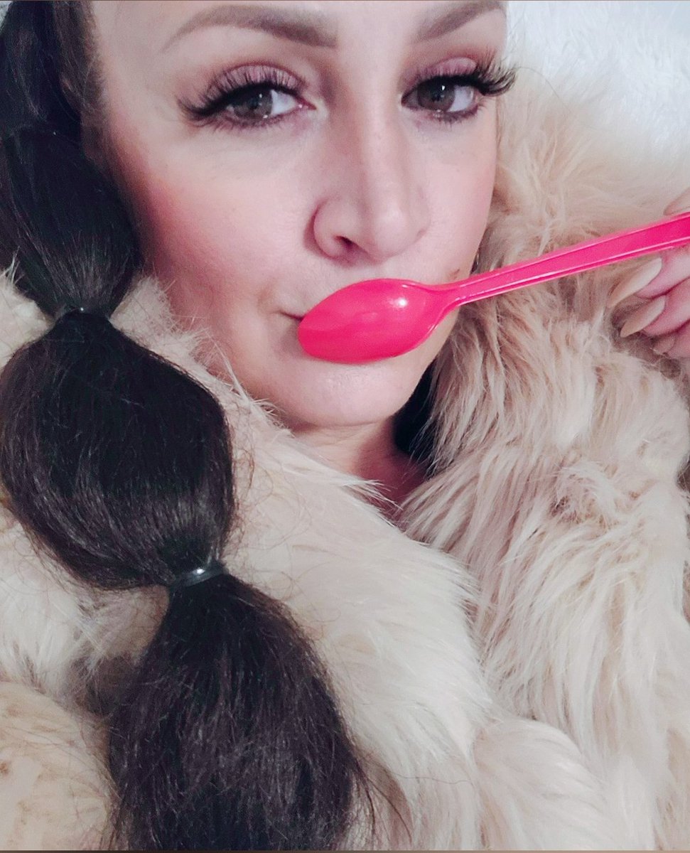 DianaSteele's tweet photo. Sometimes self care is crawling into bed in your fur, eating a @dqcanada blizzard, and watching real estate shows.
Now let's go buy/sell some houses!
#imanagent
@remaxexyeg
@TerryParanych https://t.co/a7LjJKwEOP