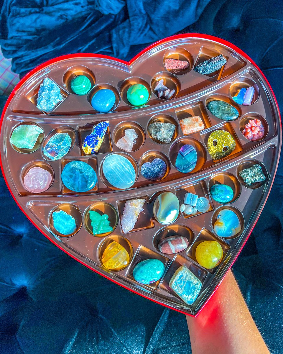 LiveeintheLight's tweet photo. what to get a crystal lover for valentine’s day ❣️💋 https://t.co/3g1u9k7BmI