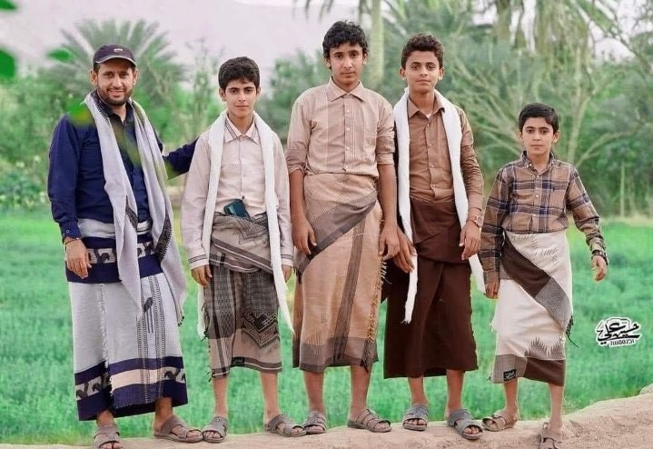 اربعة شبان من حفظة كتاب الله مع مدرسهم، صورة رائعه تجسد إهتمام أهالي بيحان في تربية أجيالا صالحه.