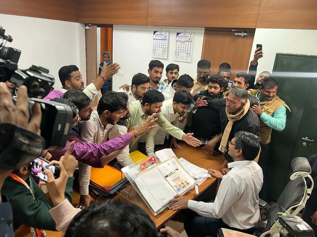 MakwanaToshit's tweet photo. ગુજરાત યુનિવસટી દ્વારા વિદ્યાથીઓને આપવામાં આવતી માર્કશીટ અને ડિગ્રી વેરિફિકેશનની ફીમાં વધારો કરવામાં આવતાં આજે એનએસયુઆઇ દ્વારા ઉગ્ર રજૂઆતો કરીને આ ફી વધારો પરત ખેંચવાની માંગણી કરવામાં આવી હતી.
#Team_IG https://t.co/kVTuQNjW9r