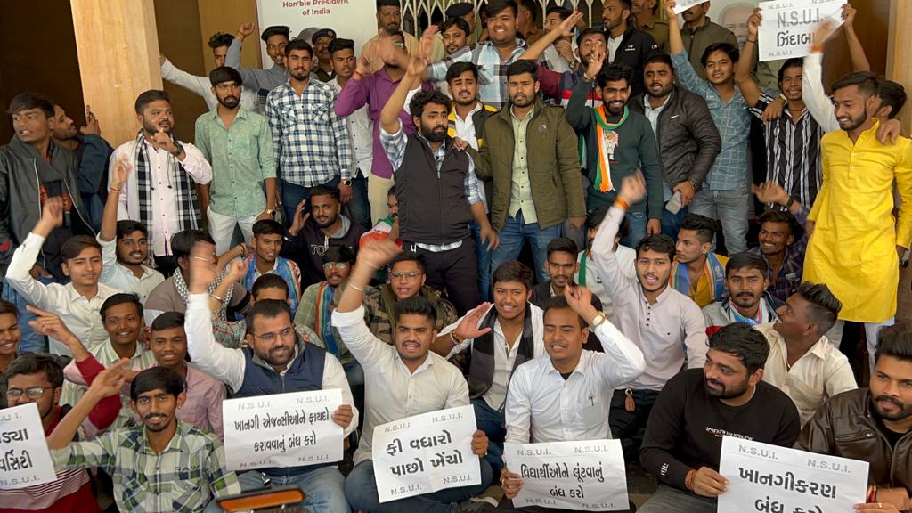 MakwanaToshit's tweet photo. ગુજરાત યુનિવસટી દ્વારા વિદ્યાથીઓને આપવામાં આવતી માર્કશીટ અને ડિગ્રી વેરિફિકેશનની ફીમાં વધારો કરવામાં આવતાં આજે એનએસયુઆઇ દ્વારા ઉગ્ર રજૂઆતો કરીને આ ફી વધારો પરત ખેંચવાની માંગણી કરવામાં આવી હતી.
#Team_IG https://t.co/kVTuQNjW9r