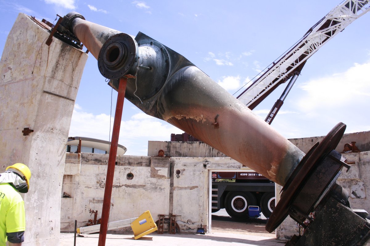 GMT21stC's tweet photo. The retrieval of fire-affected 19thC remains was achieved in Nov 2008. Those parts would be assessed &amp; later rejoin the unwanted parts (from an earlier Mt Stromlo upgrade) that had already been collected by the museum in 1984. And  21stC #telescope restoration project began... https://t.co/BVCK8VIs4h