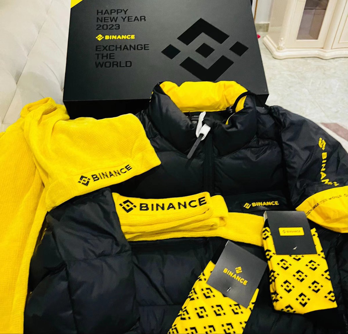 OdailyChina's tweet photo. 🧨Odaily星球日报@OdailyChina 
&amp;
币安@binancezh 

🎁2023🐰年Binance给我们带来新春羽绒服礼盒呀～陪你暖暖的度过这个寒冬

✅关注@OdailyChina &amp; @binancezh 

✅RT➕Like➕评论区留下：新的一年你想要对Binance说的话～

抽取五位幸运朋友获得Binance新春礼盒

⏳48小时开奖～ https://t.co/9vxXXxJhF9