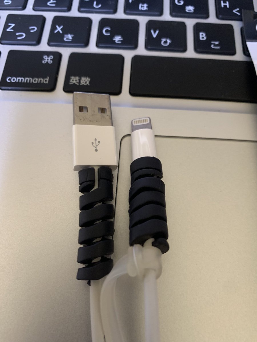 103310415's tweet image. Apple純正充電ケーブルの付け根が弱いので、ケーブルガードなる100均商品をゲッツしてきた！
多少なりともガードできれば…