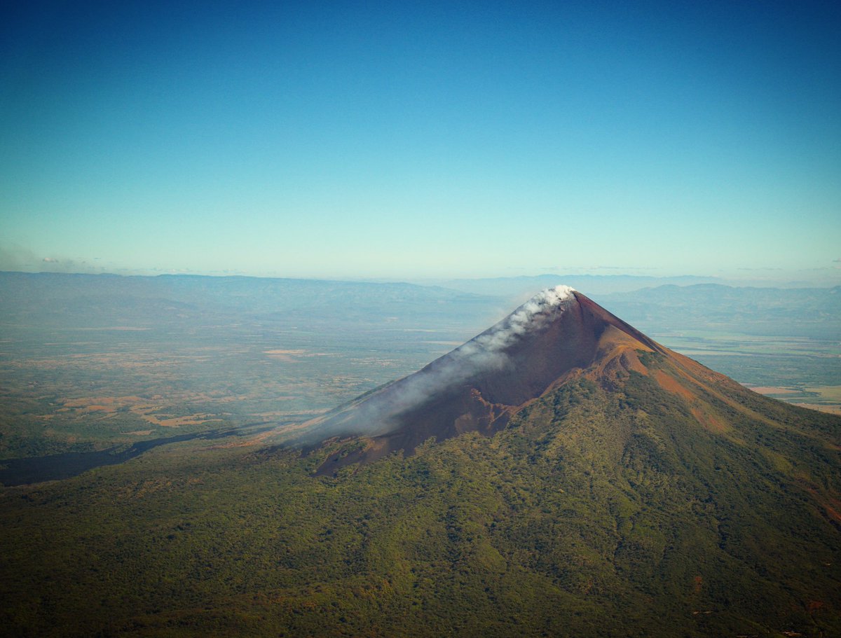 Tierra Bendita. Tierra del Fuego y del Agua. Mi querida Nicaragua 💙 #momotombo 🌋