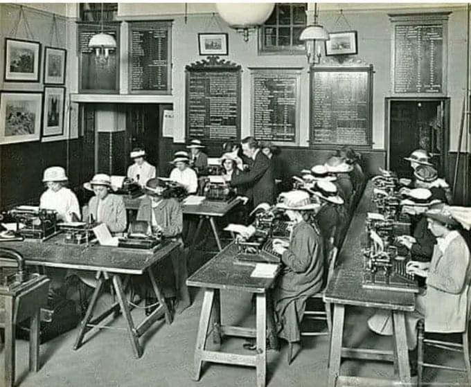 BrutusMaximusX's tweet photo. Typewriting Class For Women, Blackheath Road Evening Institute, London, 1914. 
#WomensRightsAreHumanRights #WomansWork #WomensRights  #WomensHealth #WomenWhoCode 
#OldLondon #OldPhotos #1910s https://t.co/IMHIg1hbeH