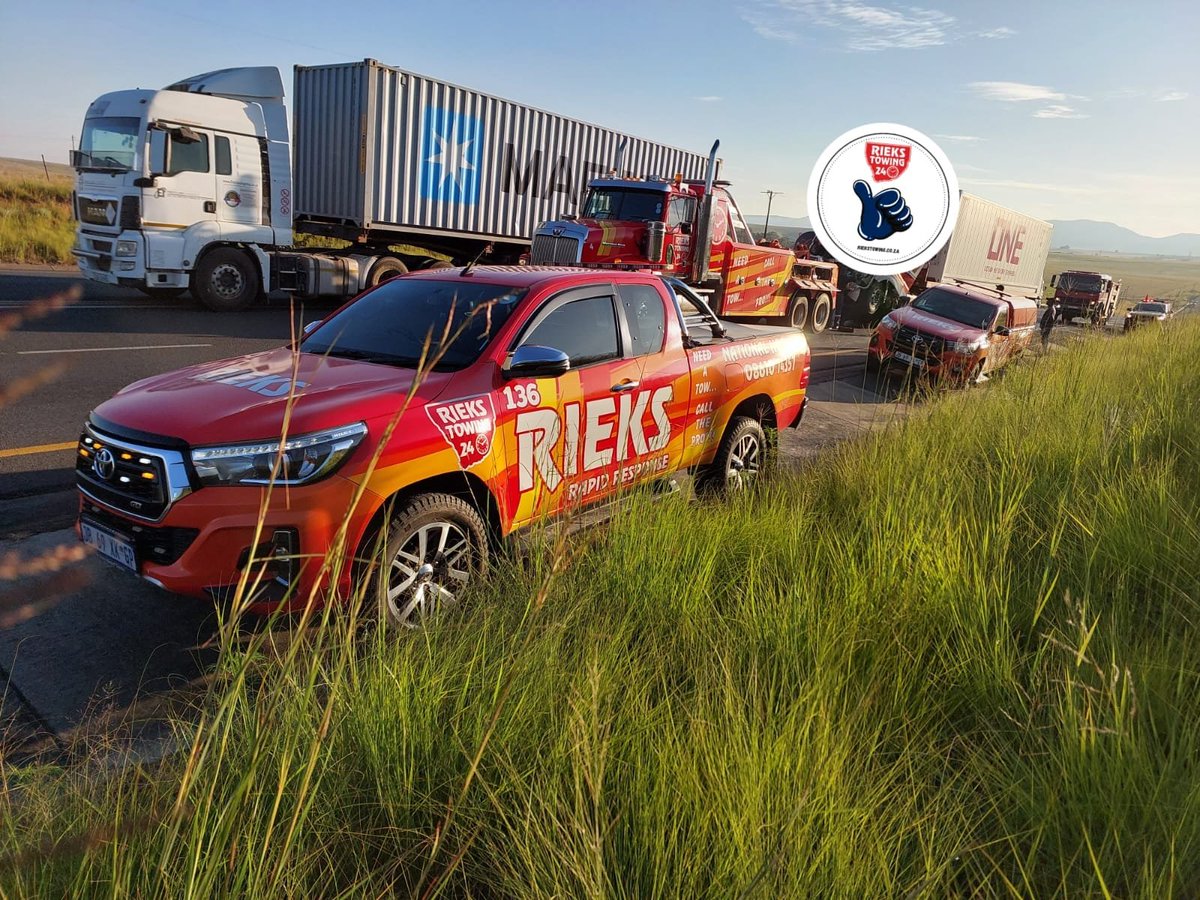 06h09 18/01 #N3CrashUpdate: N3-7X 2.6N #N3JoburgBound near Caltex #VanReenen. 2 Trucks involved. Recovery in progress. Slow lane still obstructed, traffic moving past scene. Please approach the area with caution. @Rieks_Towing in attendance