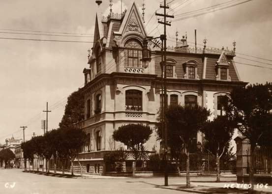 La esquina de Hamburgo y Havre, en la colonia Juárez, alrededor de 1920. Destaca la antigua casa de la familia Diener, que fue construida a inicios del siglo pasado y aún existe frente a la avenida Insurgentes.