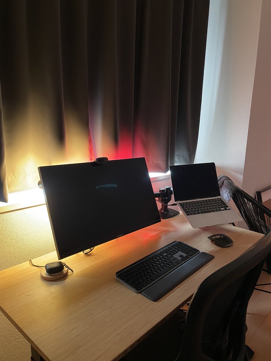sumiyoi1000's tweet photo. 【刮目せよ】
これが31歳のオトナなベンチャー役員のデスクだ。

パリピデスクを間接照明にて作成。
ライトも複数パターンで、好みの色を選択可能。

仕事中で気乗りしないシーンがあっても、ライトを照らせば、途端にアゲアゲ気分で仕事開始♪ https://t.co/k9bAPXp62C
