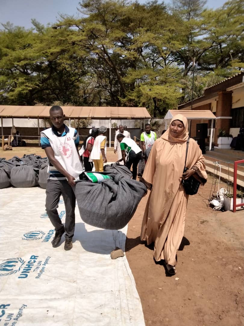 DLuclea's tweet photo. La #CroixRougeCentrafricaine auprès des sinistrés avec l'appui du #CICR 43 familles du quartier #Ramandji ont été assistés au siège de la #CRCA. https://t.co/sWPx95cYIb
