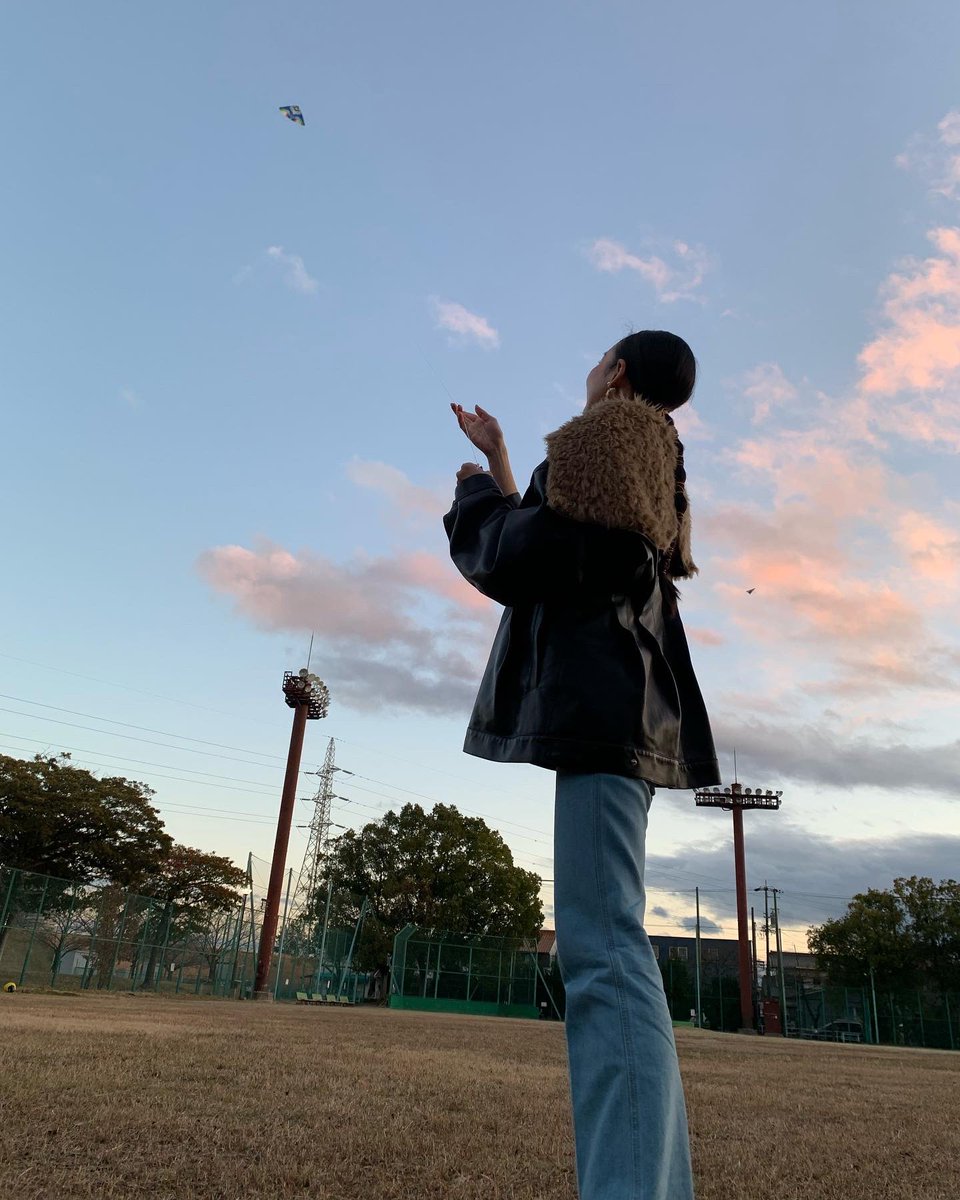 burioxxx's tweet photo. Twitterが久しぶりすぎますが、あけましておめでとうございます☺️♥️
今年も凧上げできました！！
でもすぐ離してしまって遠くまで取りに行くことに😭
今年も私らしく夢に向かって突き進んでいきますのでよろしくお願いいたします🙇🏻‍♀️♥️ https://t.co/GNsZTf1Kuq
