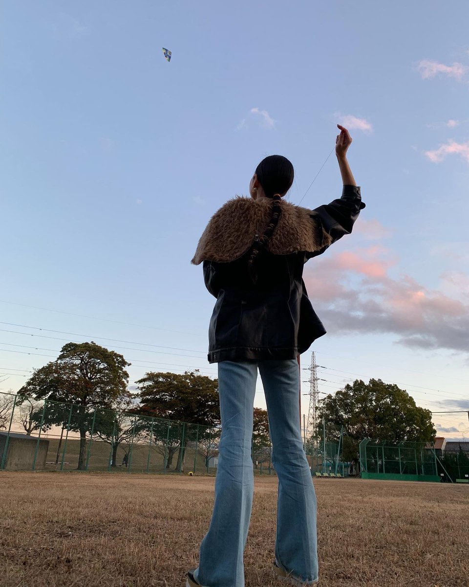 burioxxx's tweet photo. Twitterが久しぶりすぎますが、あけましておめでとうございます☺️♥️
今年も凧上げできました！！
でもすぐ離してしまって遠くまで取りに行くことに😭
今年も私らしく夢に向かって突き進んでいきますのでよろしくお願いいたします🙇🏻‍♀️♥️ https://t.co/GNsZTf1Kuq