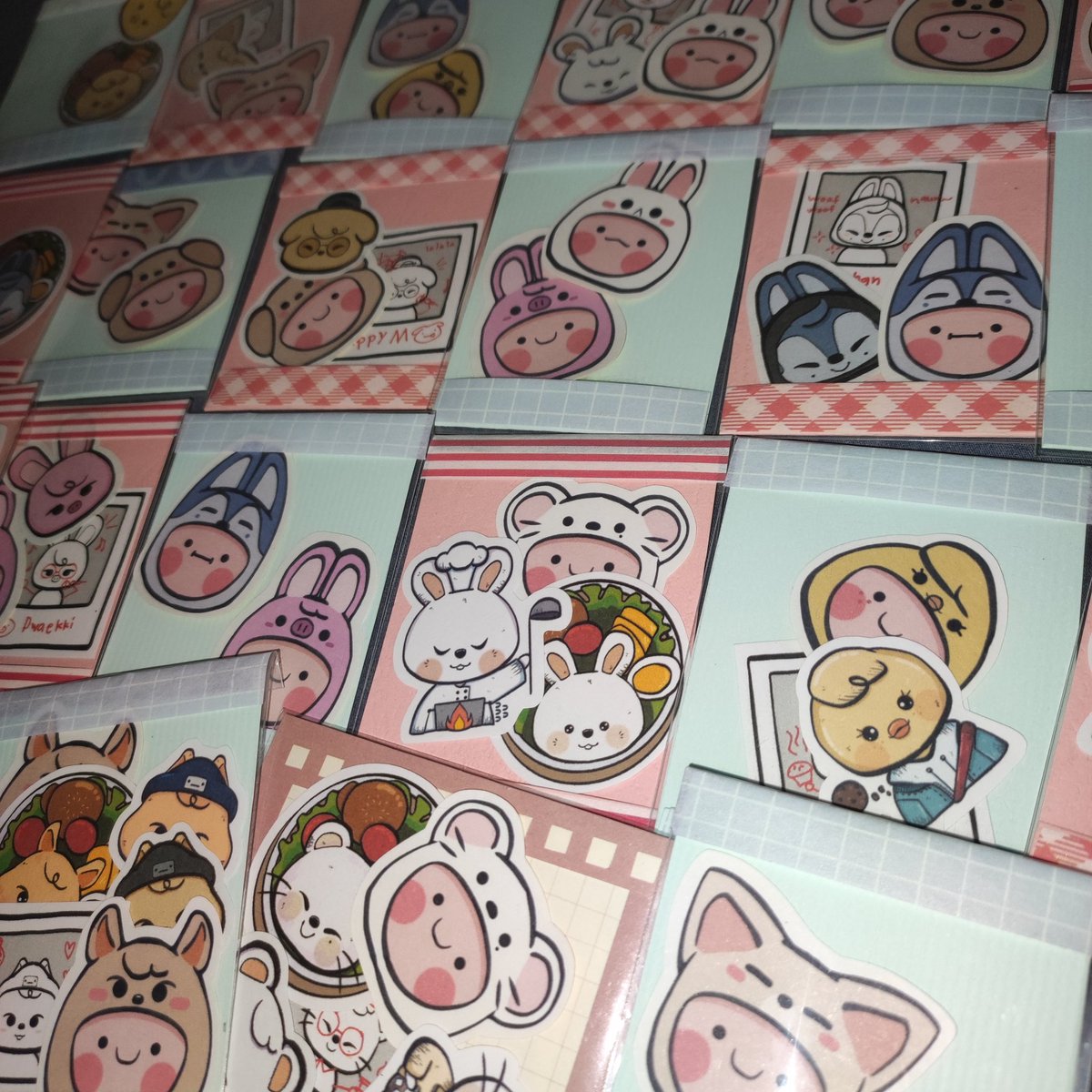 Ariel_Bear's tweet photo. Will be handing out limited freebies on the skz fm

what: very limited random skzoo stickers /or/ random skz Official Merch 
must: Like and retweet
when: D-Day 1.20
where: around smoa arena (exact loc tba)

dm if interested po for trades po ❤️
#benchxstraykids #staywithbench https://t.co/kL6agQDKbi