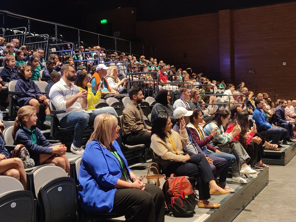 GraemeNaftel's tweet image. G1 sharing their learning about living a balanced lifestyle. Eating well, exercise, plenty of sleep and lots of dancing #behappybeGIS