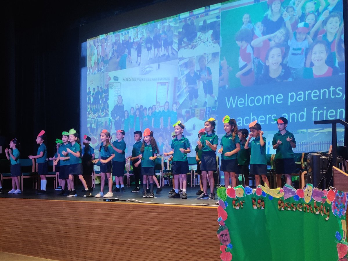 GraemeNaftel's tweet image. G1 sharing their learning about living a balanced lifestyle. Eating well, exercise, plenty of sleep and lots of dancing #behappybeGIS