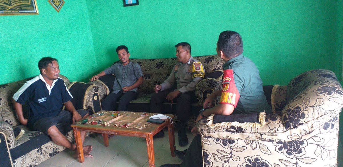 Kayadin5's tweet photo. Sinegritas TNI - POLRI Bhabinkamtibmas bersama babinsa kel pulubala turun langsung ke rumah  warga binaan agar mengetahui keluhan warga binaan
#polisi
#polisiindonesiea
#polisihumanis
#divisihumaspolri
#temanpolisi
#humaspolresgorontalokota
#kapolresgorontalokota
#polresgtlokota https://t.co/dKDAlJkT2d