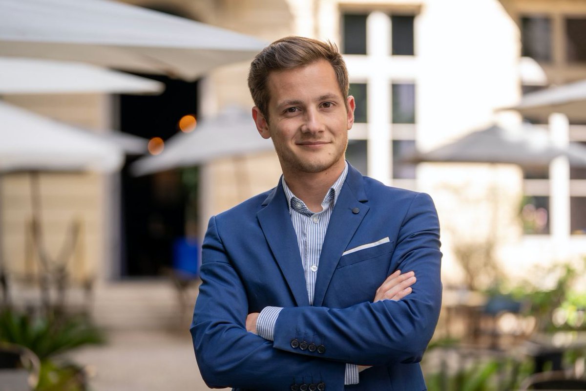 🎉 Notre groupe est heureux d'accueillir <a href="/AntoineEsneault/">Antoine Esneault</a> comme nouveau conseiller municipal. Son énergie et son engagement au service de notre ville seront précieux! 

Merci infiniment à <a href="/GombertJean/">Jean Emile Gombert</a> pour son implication tout au long de son mandat. 

elusrevelerrennes.wordpress.com/2023/01/17/con…