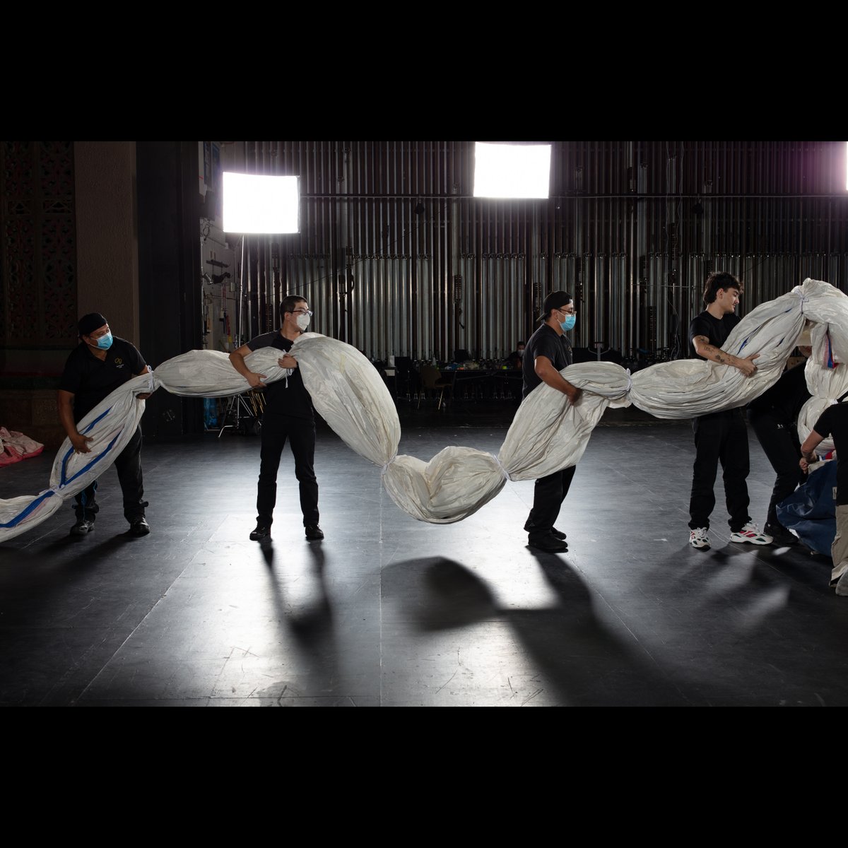 nz_maritime's tweet image. 800 -1000sqm. Enough space for 2 games of netball and the size of 1 sail from #KZ1. How do you photograph something that big? In a theatre! We might just be the first institution to have photographed sails on this scale. NZMM 1990.95.2 #NZMMDigitisation