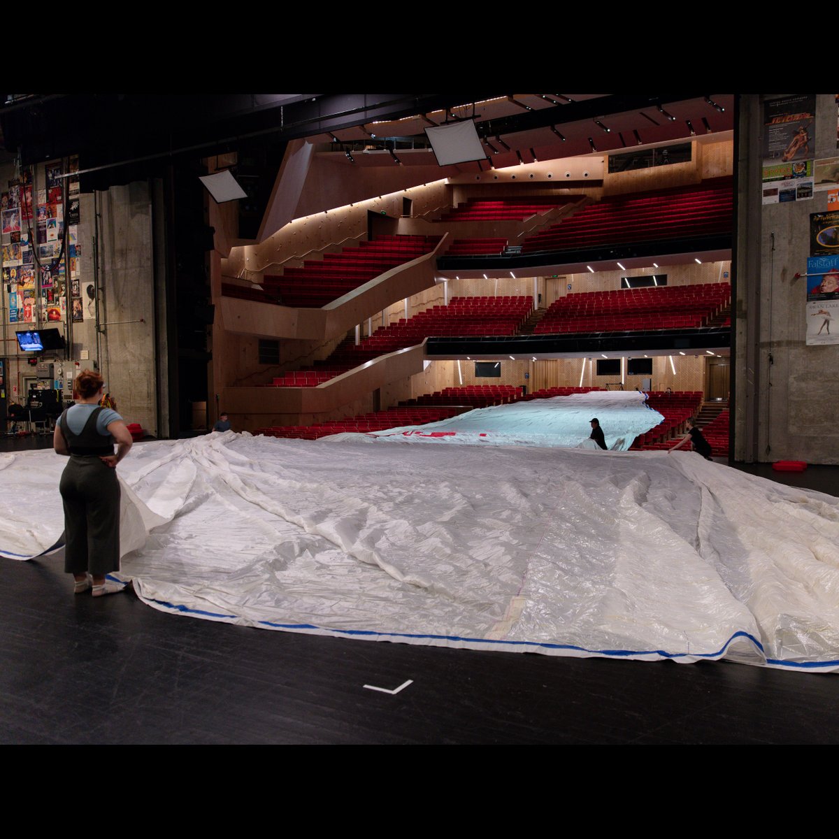 nz_maritime's tweet image. 800 -1000sqm. Enough space for 2 games of netball and the size of 1 sail from #KZ1. How do you photograph something that big? In a theatre! We might just be the first institution to have photographed sails on this scale. NZMM 1990.95.2 #NZMMDigitisation