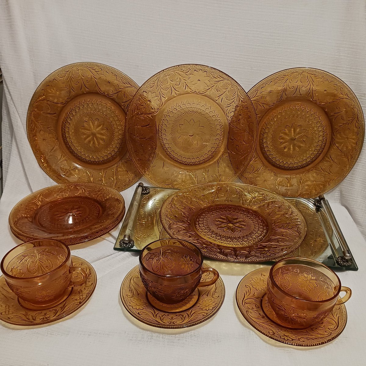 DWedgeCreations's tweet photo. #etsy shop:Tiara amber glass,12pc,Servingdishes https://t.co/X5guhk6wMg #goldglass #tiaraamberglass #dinnerplate #tiara #amberglass #dinnerset #replacements #midcentury #indianaglass #sideplate #cupandsaucer #artdeco #artware #servingdish #party #artglass #artdeco #art https://t.co/wLjgo2jDhl