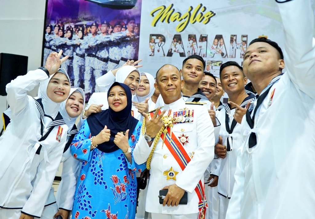 Ambil peluang.

Warga #NavyPeople ambil peluang sebaiknya utk mematri kenangan bersama Laksdya Datuk <a href="/sabrizali/">sabri zali</a> di Dewan Sepanggar tadi. Bingkai gambar merangkumi kolaj wajah warga PTKK jadi tanda kenang-kenangan utk ikon ulung ini.

#NavyNews 
#Kebanggaan