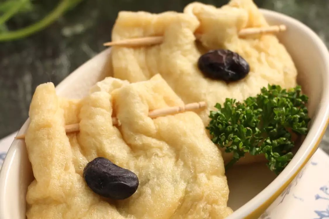 揚げチーズ味噌
①油揚げを半分に切って、ぬるま湯につけ、その後しっかり絞って袋にする。
￼②小ねぎを小口切りし、とろけるスライスチーズに味噌、マヨネーズを塗る。
￼③テンペ、小ネギを包む。
￼④油揚げに詰め、レンジ600w1分加熱したら完成！
#料理 #簡単 #美味しい #チーズ #お手軽