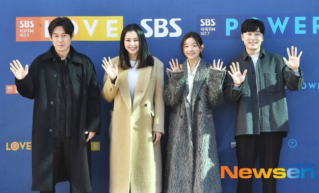 Honey Lee together with #Phantom casts on their way to schedule guesting on cultwo show.❤️

#HoneyLee #SeolKyunggu #ParkSoDam #SeoHyunWoo #유령