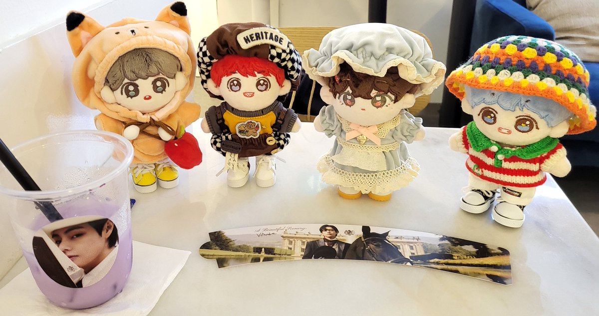 psloveblue's tweet photo. @BTSDollComm 'A Beautiful Scenery, Vante II'
#abeautifulsceneryvante pt.2 by @purplybelle ~💜
Me & my cutie Tae cotton kiddos enjoyed ourselves very much at this Taehyung's cafe event once again on 14th Jan❣️🫶 🥰
#btsdollcomm https://t.co/lCFJ514X8C