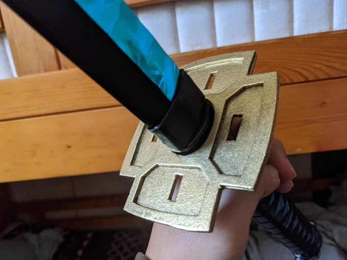 鍔の形は慣れない図面引いて型紙作ったりして頑張ったんで見てほしい 