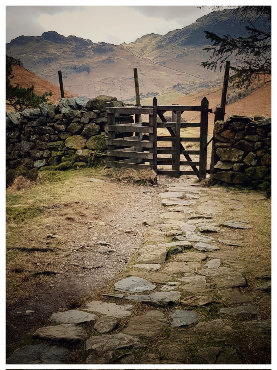 Langdales Cumbria. Feel free to Retweet. #igerscumbria #littlepiecesofbritain #thelakescollective #yourcountryside #hike_britain #excellentbritain