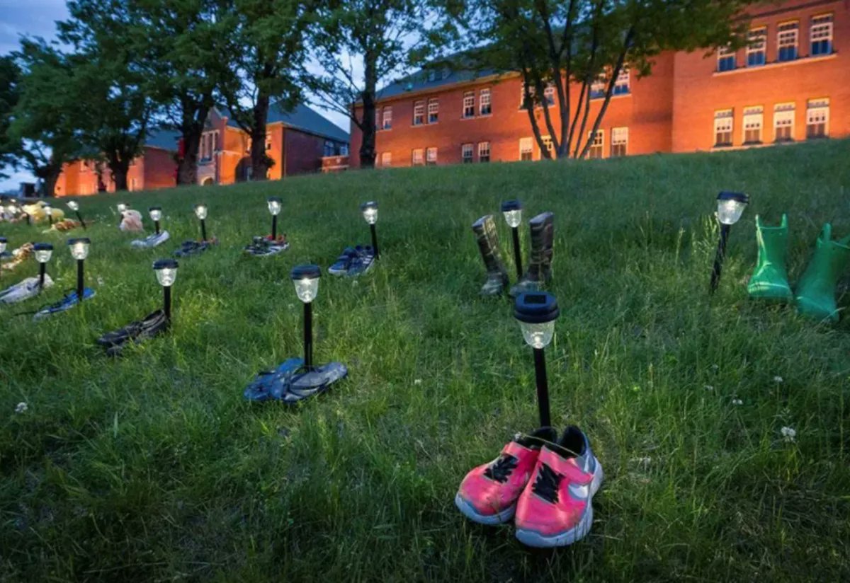 💢 Kanada'nın Ontario bölgesindeki eski yatılı kilise okulu sahasında kilisede yatılı kalan çocuklara ait olduğu düşünülen 171 mezar yeri tespit edildi.

ℹ️ Ocak 2022’de Kanada’nın British Columbia eyaletindeki bir yatılı kilise okulu bölgesinde 93 çocuk mezarı bulunmuştu.